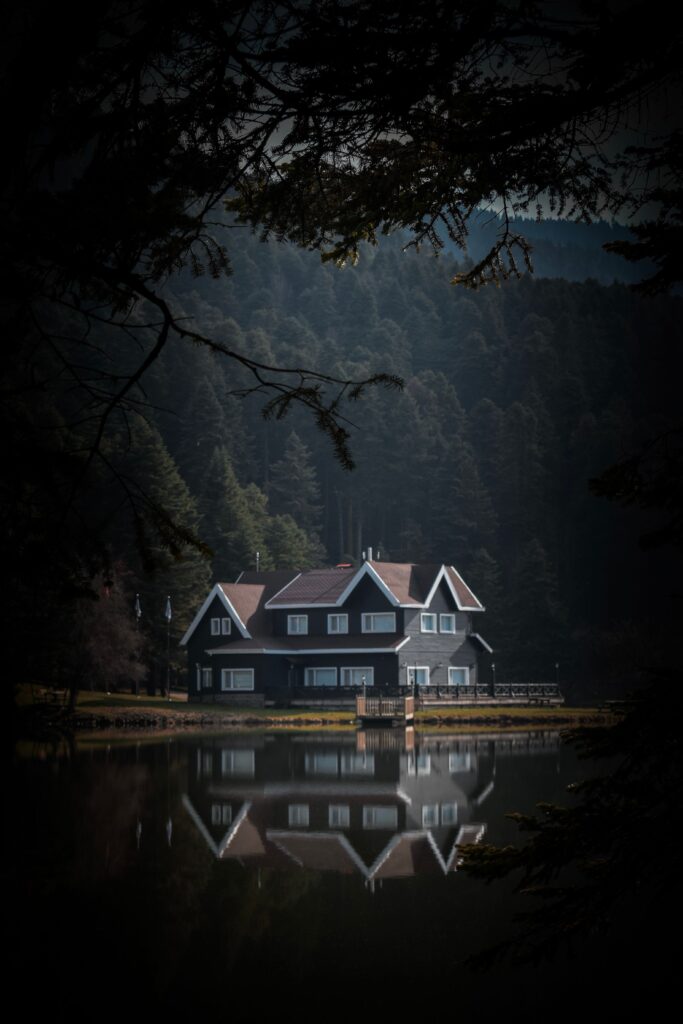 Charming lake house surrounded by forest in Gölcük Köy, Bolu, Türkiye, reflecting on calm waters.